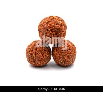 Trois délicieuses pâtisseries rondes recouvertes de paillettes croquantes, empilées en forme de pyramide sur un fond blanc Banque D'Images