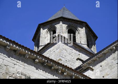 Tour croisée de l'église abbatiale romane Saint-Pierre à Beaulieu-sur-Dordogne, l'un des plus beaux villages de France Banque D'Images
