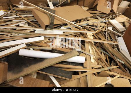 tas de débris de bois et de panneaux de particules avec de la sciure et du carton, déchets industriels désordonnés et gravats de construction mettant en évidence le recyclage, la réutilisation, la durabilité Banque D'Images