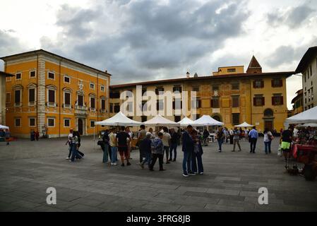 PISA, ITALIE – Touristes et étudiants universitaires déambulant dans la Piazza dei Cavalieri, dominée par l’historique Palazzo della Carovana. Banque D'Images