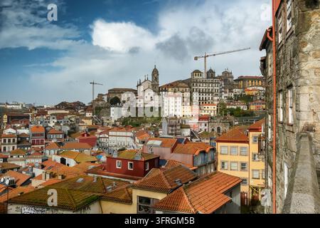 Vue panoramique de la ville de Porto avec des églises historiques et des grues de construction Banque D'Images