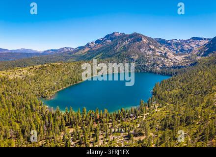 Vue aérienne panoramique capturant le lac Cascade niché près des rives du lac Tahoe Banque D'Images