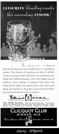 Annonce vintage en noir et blanc pour Clicquot Club Ginger Ale parue dans The American Magazine, Vol. CXIV No. 1, juillet 1932. L'annonce illustrée présente un verre de ginger ale pétillant, des silhouettes de personnages sociaux et le titre "Leisurely blending creates this marvelous flavor!" Le texte met en avant des ingrédients vieillis pendant six mois, de véritables arômes de fruits, de la racine de gingembre de Jamaïque, du sucre de canne et trois variétés : Pale Dry, Golden et Sec. Banque D'Images