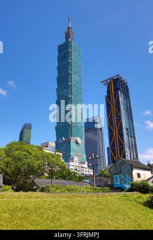 Bâtiment Taipei 101 et le Miltary Dependents Village dans le district de Xinyi, Taipei, Taïwan ROC Banque D'Images