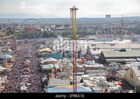 MUNICH - 23 SEPT 2007 : Une grande foule de personnes est rassemblée lors d'un carnaval Oktoberfest. Le carnaval est rempli de manèges et d'attractions, et l'atmo Banque D'Images