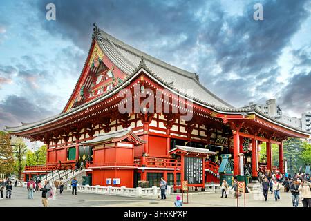 Les visiteurs se rassemblent au Hondo rouge du Sensoji, le plus ancien temple bouddhiste de Tokyo, par une matinée printanière nuageuse dans le quartier d'Asakusa de l'arrondissement de Taito. Banque D'Images