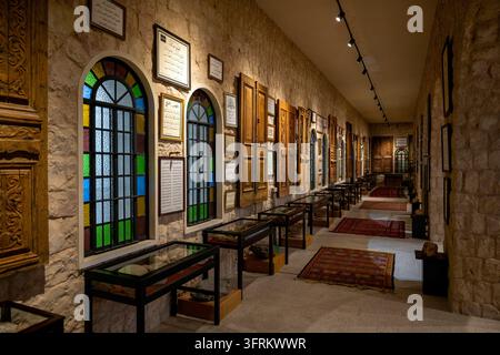 Doha, Qatar – Collection de trois portes arabes en bois anciennes distinctes présentant des sculptures complexes, des grilles en fer et une peinture rouge Banque D'Images