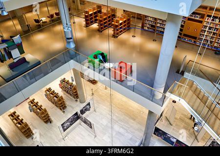 Vue en hauteur d'étagères ouvertes, d'espaces de lecture et d'une exposition photographique à l'intérieur du Centre Culturel de la Fondation Stavros Niarchos, Grèce Banque D'Images