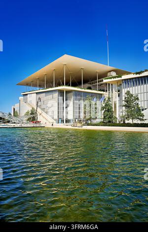 Le complexe SNFCC de Renzo Piano avec son auvent solaire s'élevant au-dessus du canal, abritant l'Opéra national grec et la Bibliothèque nationale à Kallithea, Grèce. Banque D'Images
