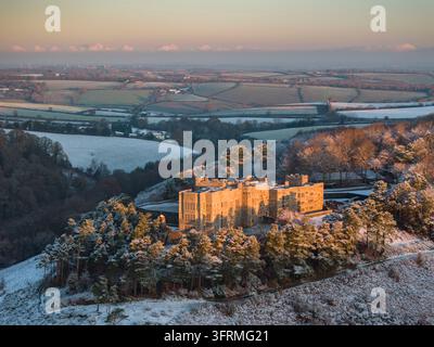 Vue aérienne du château de Drogo par une matinée hivernale enneigée, Dartmoor, Devon, Angleterre. Hiver (décembre) 2023. Banque D'Images