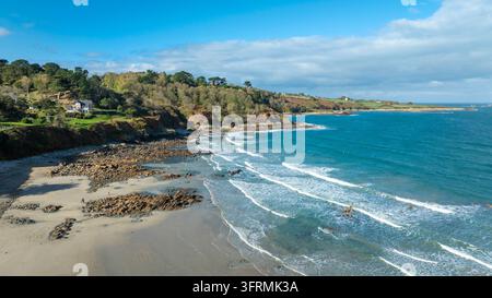 Plougasnou (Bretagne, nord-ouest de la France) : vue aérienne de la plage et du littoral en automne Banque D'Images