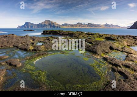 Bassins rocheux et rebords sur la côte de Gjogv dans les îles Féroé, Danemark, Europe. Printemps (avril) 2026. Banque D'Images