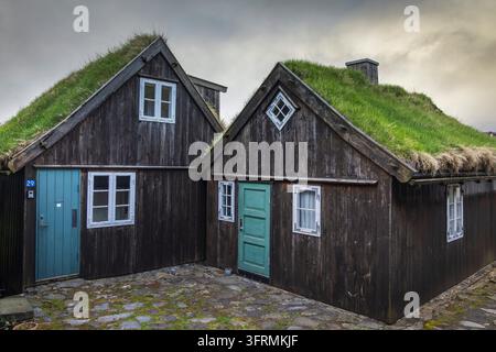 Maisons traditionnelles en bois goudronné noir et toits en tourbe dans le quartier historique de Reyn à Tórshavn, Îles Féroé, Danemark, Europe. Printemps Banque D'Images
