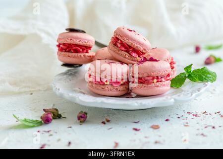 Gâteau aux amandes aux macarons avec décor de fleurs en crème sur une assiette blanche, mise au point sélective Banque D'Images