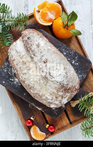 Stollen traditionnel de Noël et mandarini parfumés sur un plateau en bois Banque D'Images