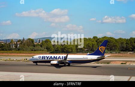 Palma, Espagne - 25 septembre 2019 : l'avion Ryanair Boeing 737 attend à l'aéroport de Majorque, prêt pour le départ.Ryanair est une compagnie aérienne irlandaise à faible coût, une de Banque D'Images