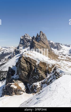 La neige couvre les sommets du Seceda, Dolomites en Italie, mettant en valeur un paysage montagneux accidenté populaire pour le tourisme hivernal. Banque D'Images