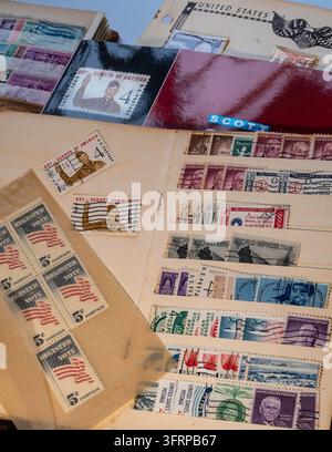 gros plan d'un catalogue de timbres Scott, d'un timbre commémoratif, d'une page et d'un carnet de collection d'un collectionneur, États-Unis Banque D'Images