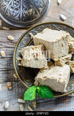 Halva de graines de tournesol sur une table en bois en gros plan, mise au point sélective Banque D'Images