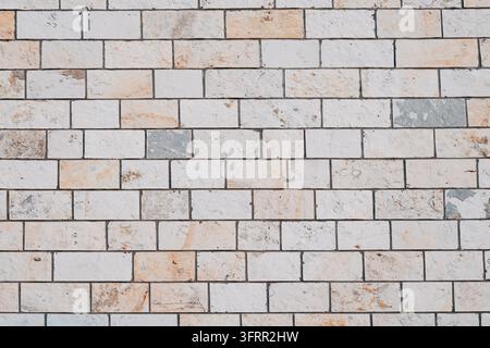 Texture de mur de briques blanches mettant en valeur les matériaux de construction et l'architecture des bâtiments, parfaite pour les arrière-plans et les surfaces Banque D'Images