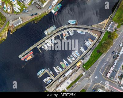 Vue aérienne de dessus de la marina de Girvan Harbour avec des yachts et des bateaux amarrés sur des pontons, Water of Girvan, South Ayrshire, Écosse, Royaume-Uni Banque D'Images