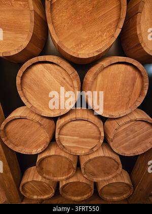 Pile de tonneaux en bois avec de la bière. Les tonneaux sont empilés les uns sur les autres Banque D'Images