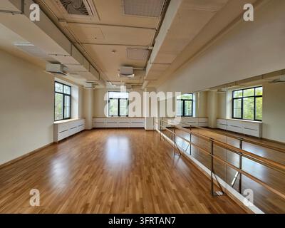 Moscou - 25 août 2025 : Grande pièce avec un plancher en bois et un miroir. La pièce est vide et a une apparence très propre et organisée Banque D'Images