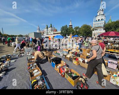Moscou, Izmailovo - 30 août 2025 : Marché animé avec des gens faisant leurs courses et des vendeurs vendant leurs marchandises. L'atmosphère est vivante et bouillonnante Banque D'Images