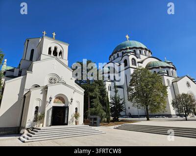 BELGRADE - 19 SEPT 2025 : Église blanche avec un dôme bleu et une croix bleue au sommet. L'église est entourée d'arbres et possède une petite cour Banque D'Images