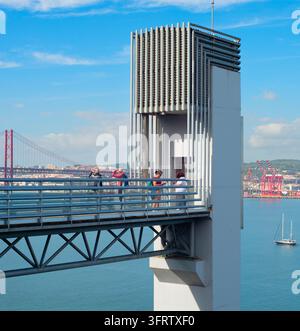 LISBONNE, PORTUGAL - nov 09, 2025 : les gens à l'ascenseur moderne, l'ascenseur Boca do Vento, se dresse sur la rive du Tage, surplombant le Pano Banque D'Images