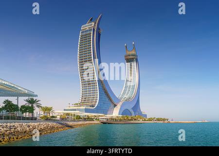 Doha, Qatar - 14 janv. 2024, Vue panoramique des deux hôtels de luxe Raffles Doha et Fairmont Doha, situés dans les Qatar Lusail Towers, en journée, Doha, Qatar Banque D'Images
