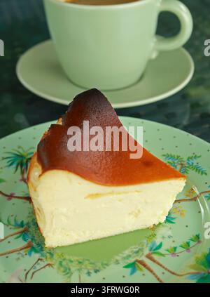 Partie de cheesecake basque brûlé appétissant avec un dessus parfaitement caramélisé sur une assiette en céramique Banque D'Images