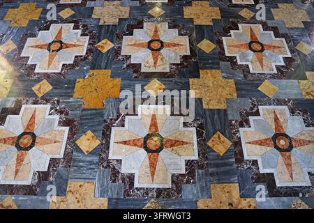 Fond texture abstrait élégant mettant en vedette un sol en mosaïque de marbre à motif d'étoiles traditionnel, Le Temple de Marbre à Bangkok, Thaïlande Banque D'Images