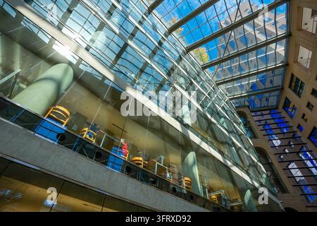 Le toit vitré de la zone du hall de la bibliothèque centrale de Vancouver montrant les différents étages du bâtiment, en Colombie-Britannique BC, Canada Banque D'Images