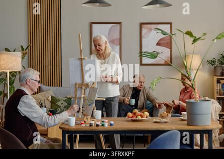 Seniors multiethniques profitant d'activités artistiques créatives au club Banque D'Images