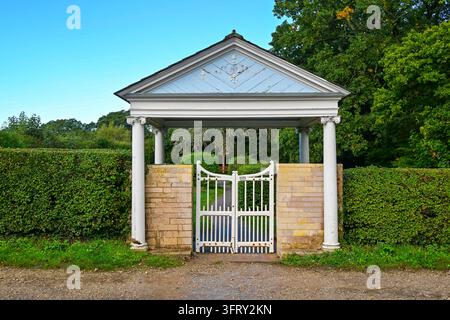 Moreton, Dorset, Royaume-Uni. 13 octobre 2026. Vue générale de l'entrée du cimetière de l'église Saint-Nicolas à Moreton dans le Dorset, qui contient la tombe de T.E. Lawrence décédé des suites de blessures suite à un accident de moto à Clouds Hill le 19 mai 1935 et mieux connu sous le nom de Lawrence d'Arabie. Crédit photo : Graham Hunt/Alamy Live News Banque D'Images
