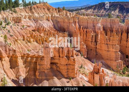 Vue panoramique des formations rocheuses spectaculaires du parc national de Bryce Canyon. Sunrise Point se trouve en haut à droite de l'image. Banque D'Images