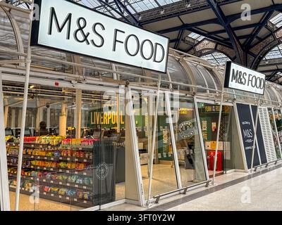 Londres, Angleterre, Royaume-Uni - 16 mai 2026 : Vue extérieure avant de la succursale de M&S Food à la gare de Liverpool Street à Londres Banque D'Images