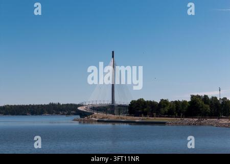 Une vue pittoresque du pont à haubans moderne de Kruunuvuorensilta sur la mer bleue et calme à Helsinki, en Finlande, par une journée d'été claire et sans nuages. Banque D'Images