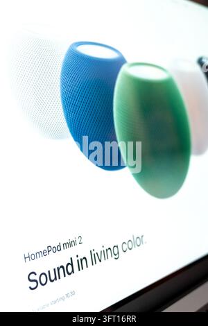 Ciudad de Mexico, Mexique, 10 13 2026, haut-parleurs Apple Homepod Mini 2 de différentes couleurs affichés sur un écran Banque D'Images