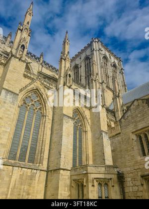 Vue du York Minster avec son architecture gothique en pierre complexe, ses hautes flèches et ses vitraux sous un ciel à York, Angleterre Banque D'Images