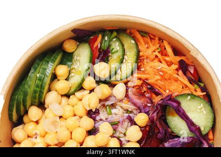 Salade végétarienne colorée avec pois chiches, concombre, carottes et chou rouge. Fond alimentaire sain pour une nutrition équilibrée et des repas à base de plantes Banque D'Images