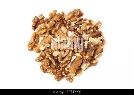 Pile de morceaux de noix décortiqués isolés sur fond blanc. Composition alimentaire naturelle pour des collations saines, la pâtisserie, la nutrition et les protéines végétales. Banque D'Images
