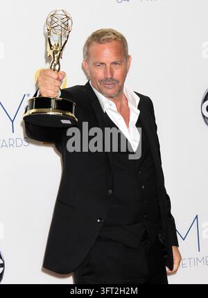 Kevin Costner dans la salle de presse avec son Emmy aux 64èmes Primetime Emmy Awards le 23 septembre 2012 à Los Angeles, CA. Photo de Francis Specker Banque D'Images