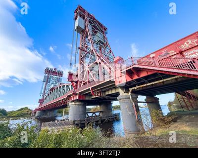 Pont basculant vertical rouge de Newport enjambant la rivière Tees à Middlesbrough Banque D'Images