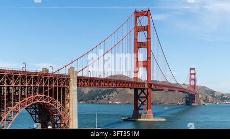 Golden Gate Bridge à San Francisco, Californie, États-Unis, vue depuis l'extrémité sud, avec son arche en acier rouge sur le Fort Point et la tour sud au-dessus du b Banque D'Images