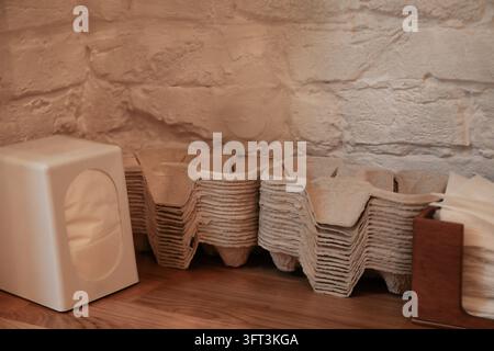 Portes à café et serviettes sur une table en bois dans un café Banque D'Images