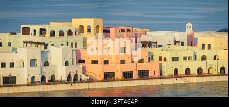 Doha, Qatar - 14 janvier 2024, Un gros plan sur la mer du district de Mina, qui fait partie du port de croisière de Doha, en journée, Doha, Qatar Banque D'Images