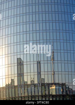 Réflexions dans le verre des Tours de Flamme, Bakou Banque D'Images
