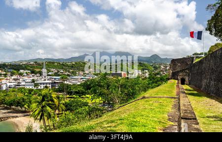 Vue panoramique de la ville de Fort-de-France avec la cathédrale Saint-Louis et le drapeau français depuis l'historique fort Saint-Louis à la Martinique Banque D'Images
